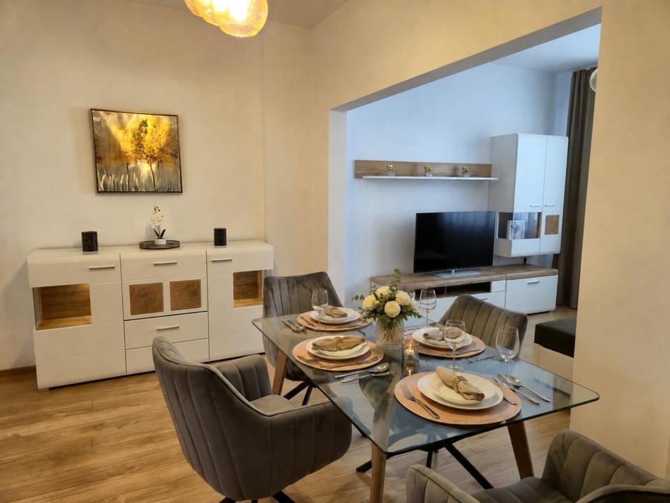TV and multimedia, Living room, Seating area, Dining area