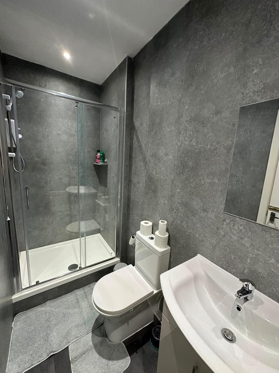 Shower, Toilet, Bathroom, Bath, towels
