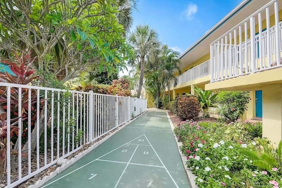 Unit 102 - Modern Sleek Condo on the Bay - first floor Apartment hotel in Treasure Island