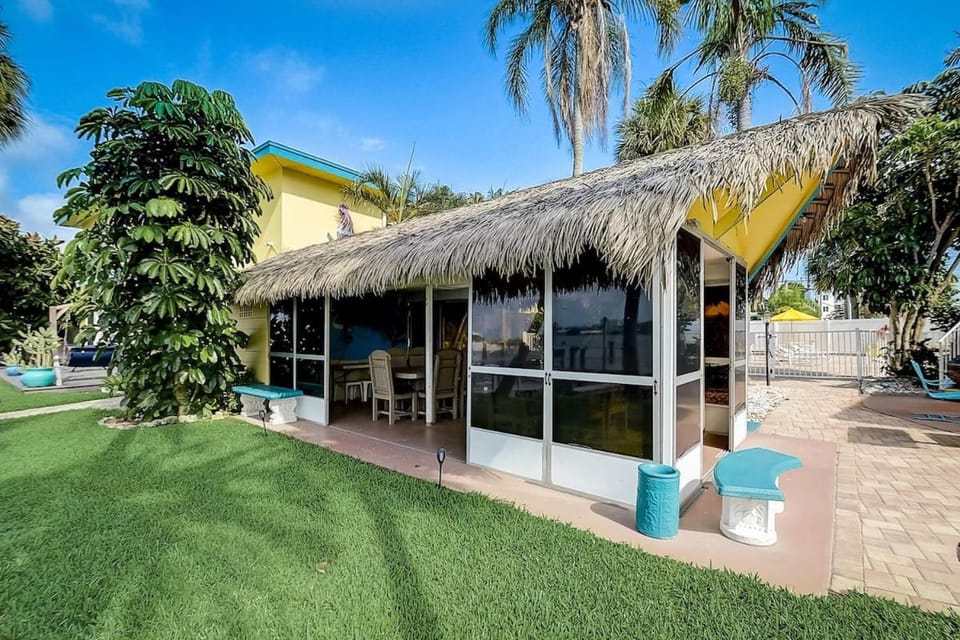 Unit 102 - Modern Sleek Condo on the Bay - first floor Apartment hotel in Treasure Island