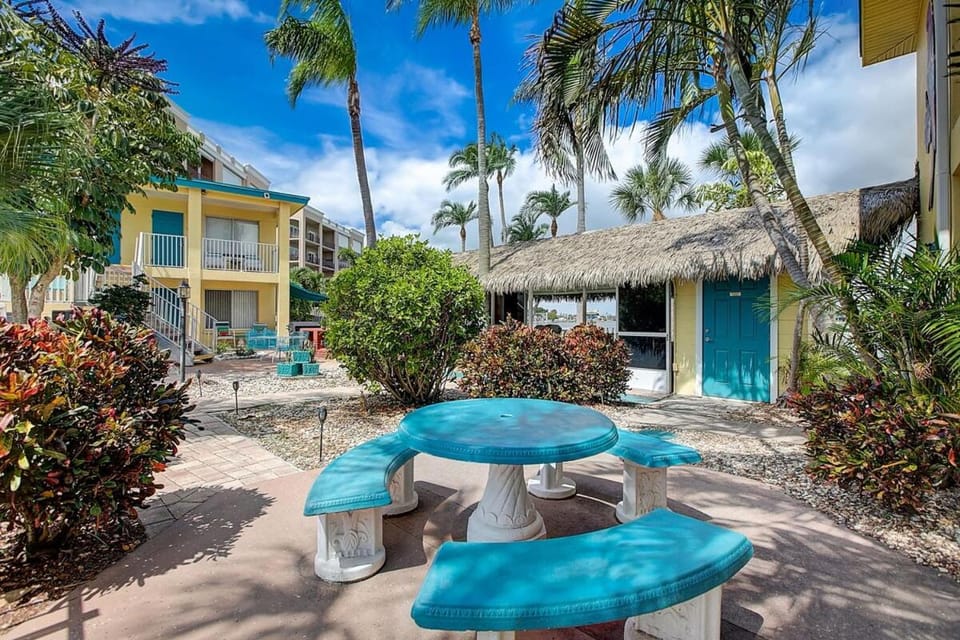 Unit 102 - Modern Sleek Condo on the Bay - first floor Apartment hotel in Treasure Island