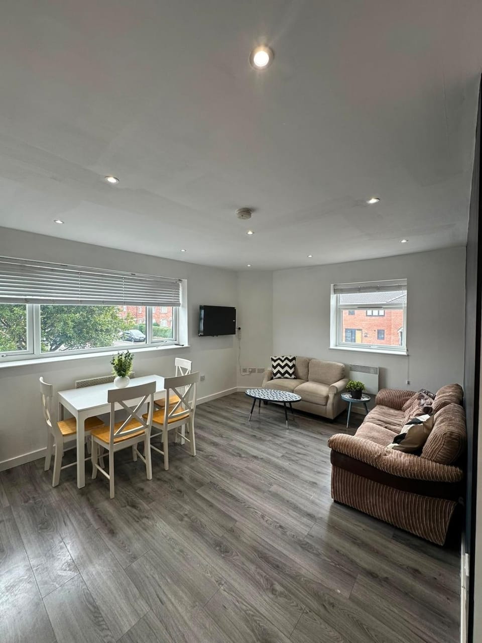 TV and multimedia, Living room, Seating area, Dining area