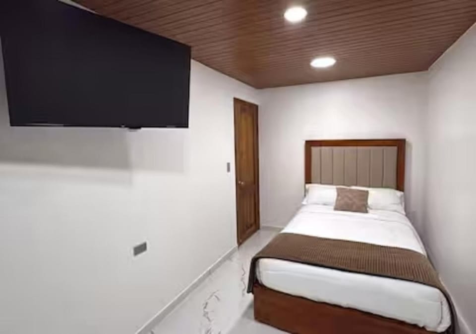 Bed, TV and multimedia, Photo of the whole room, Bedroom