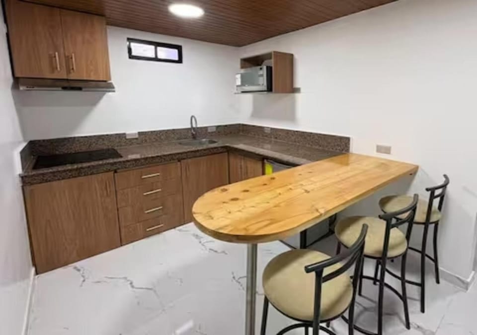 Kitchen or kitchenette, Dining area, minibar, stove