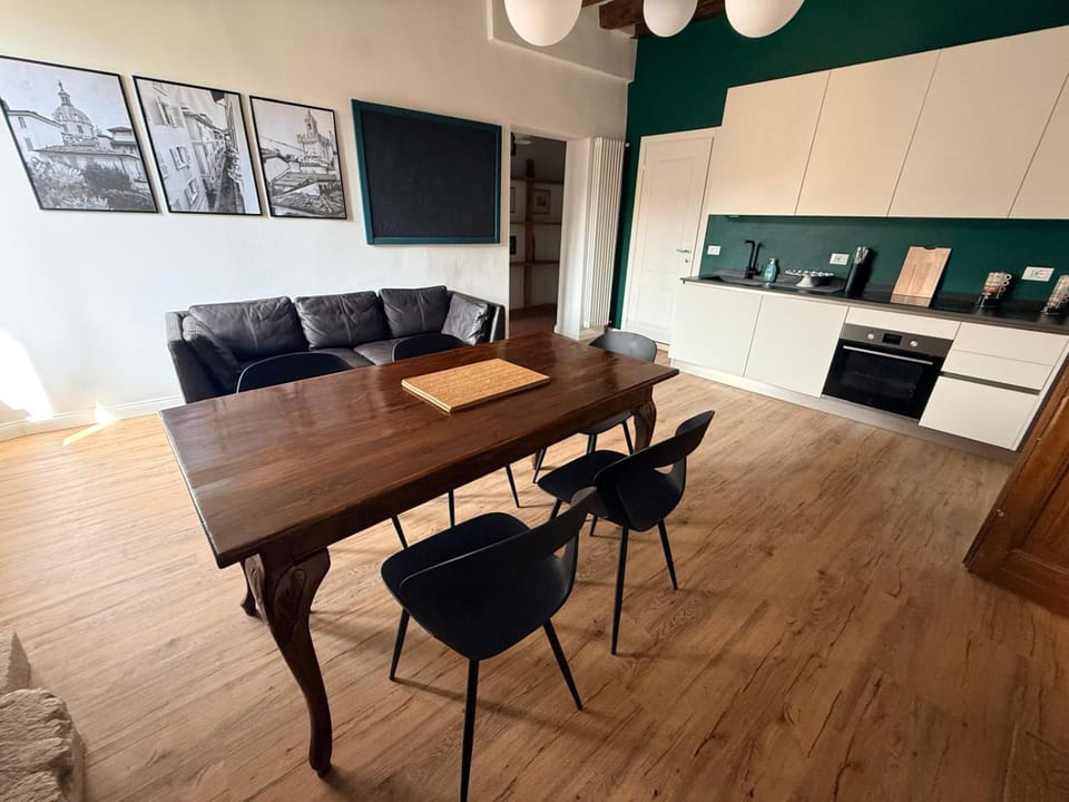 TV and multimedia, Kitchen or kitchenette, Living room, Seating area, Dining area
