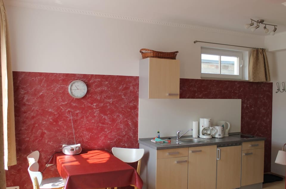 Coffee/tea facilities, Kitchen or kitchenette, Photo of the whole room, Decorative detail