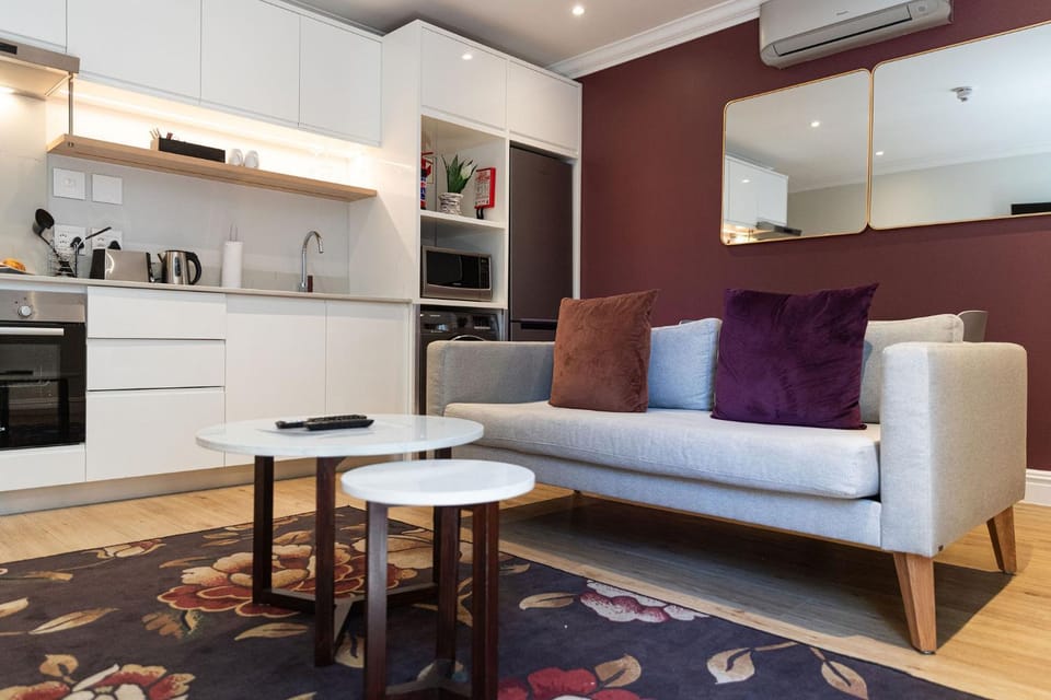 Kitchen or kitchenette, Living room, Seating area, Dining area, minibar, pet friendly, stove, air conditioner