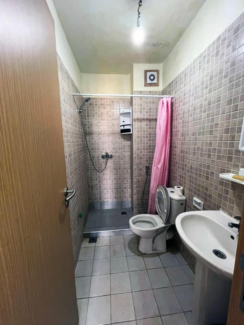 Shower, Toilet, Bathroom, bidet, towels