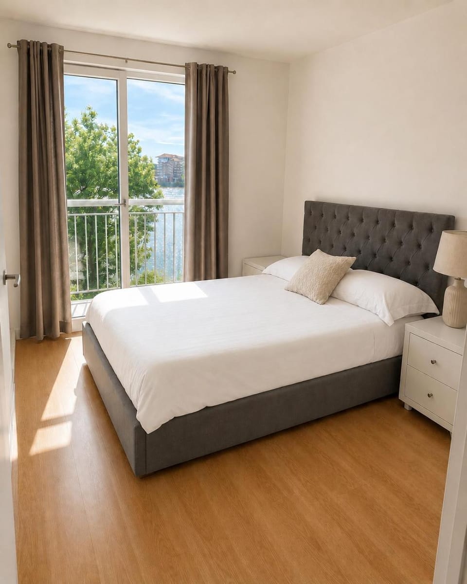 Thames & Wharf Apartment in London