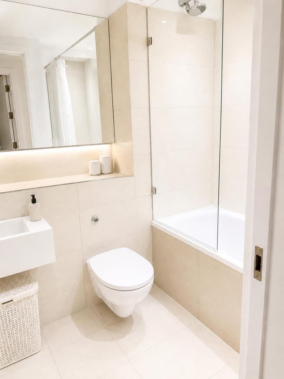 Thames & Wharf Apartment in London