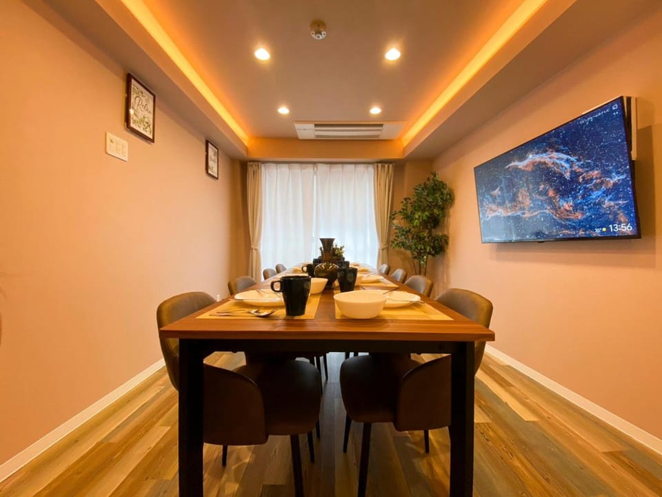 TV and multimedia, Living room, Seating area, Dining area, group of guests