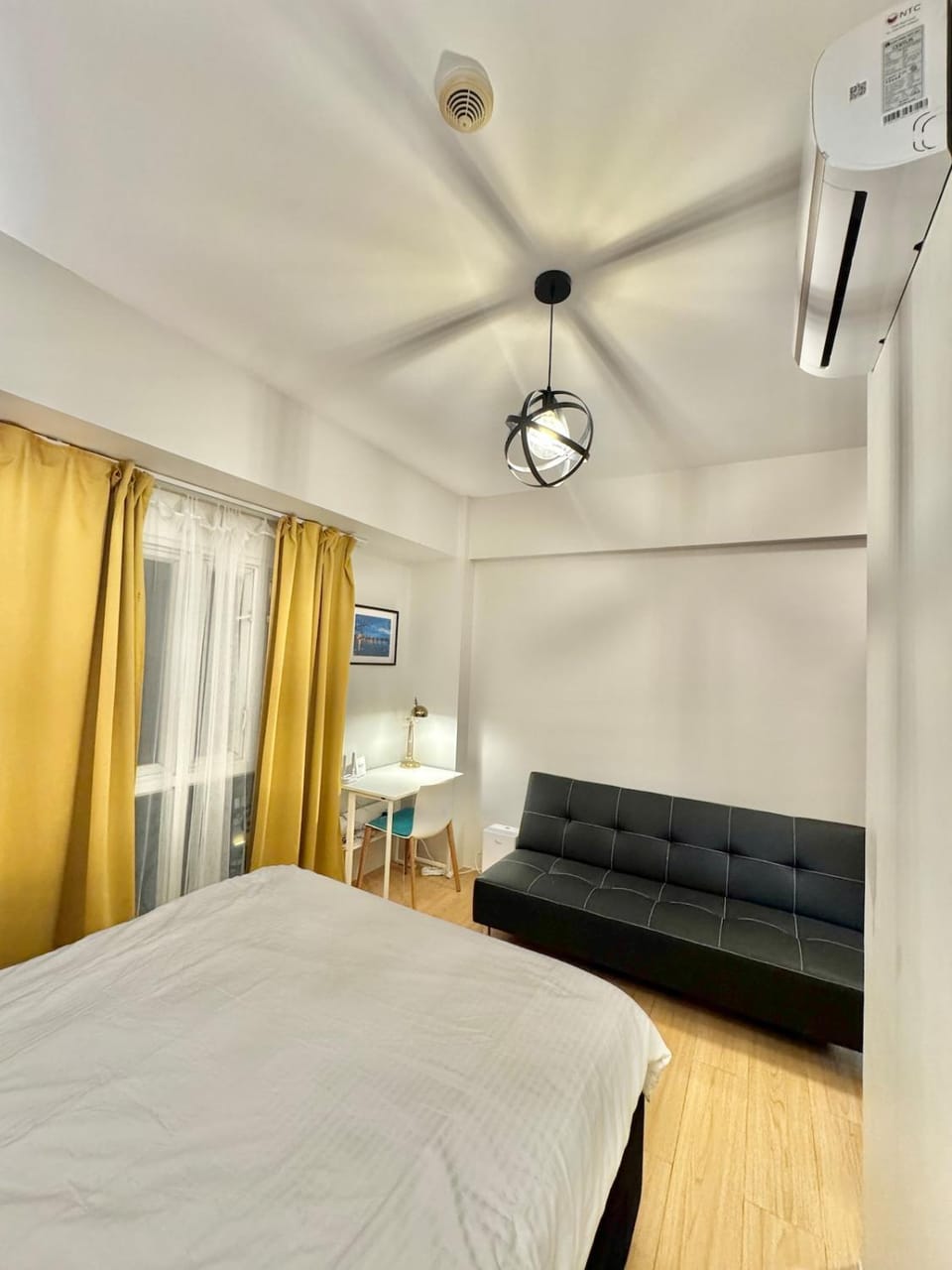 Bed, Seating area, Bedroom, air conditioner