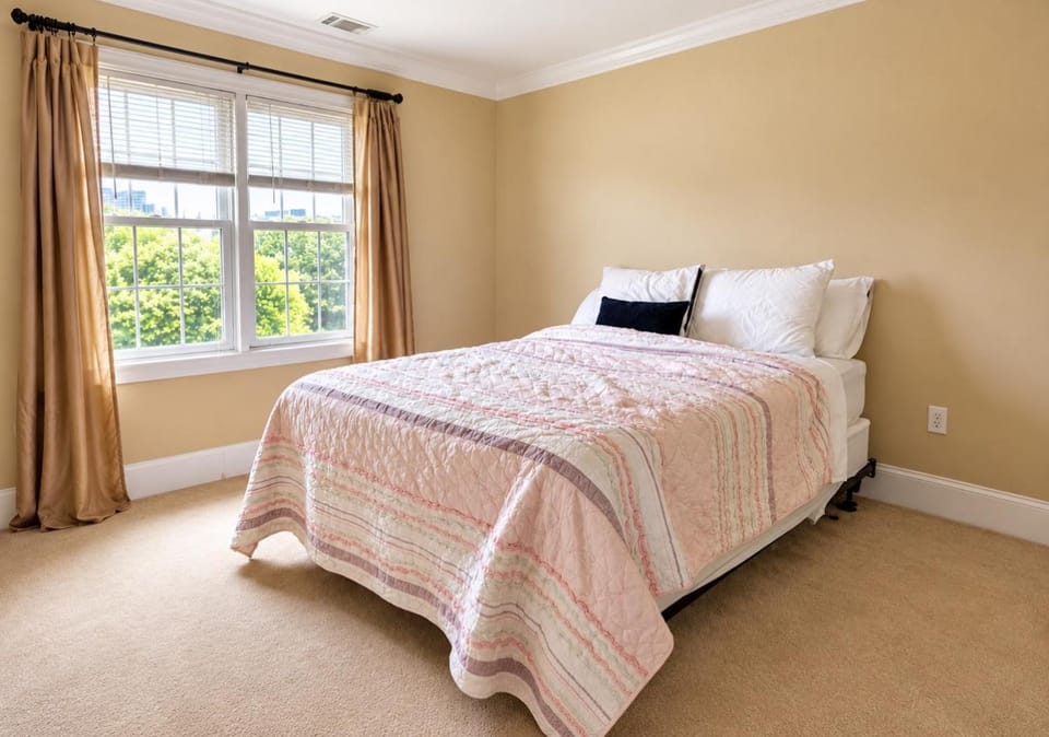 Walk to WVU Campus, Stadium & Hospital, 4BR House in Morgantown