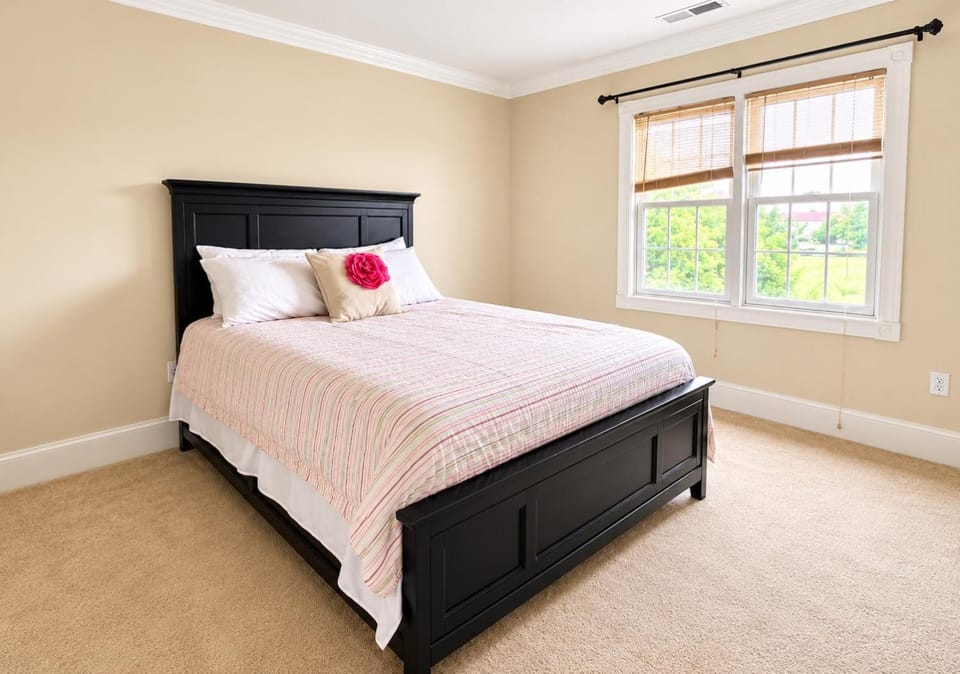 Walk to WVU Campus, Stadium & Hospital, 4BR House in Morgantown