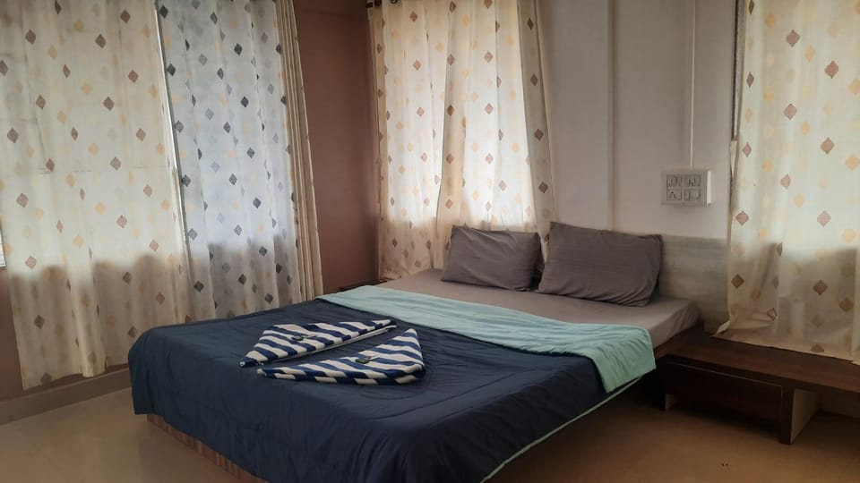 Bed, Photo of the whole room, Bedroom, towels