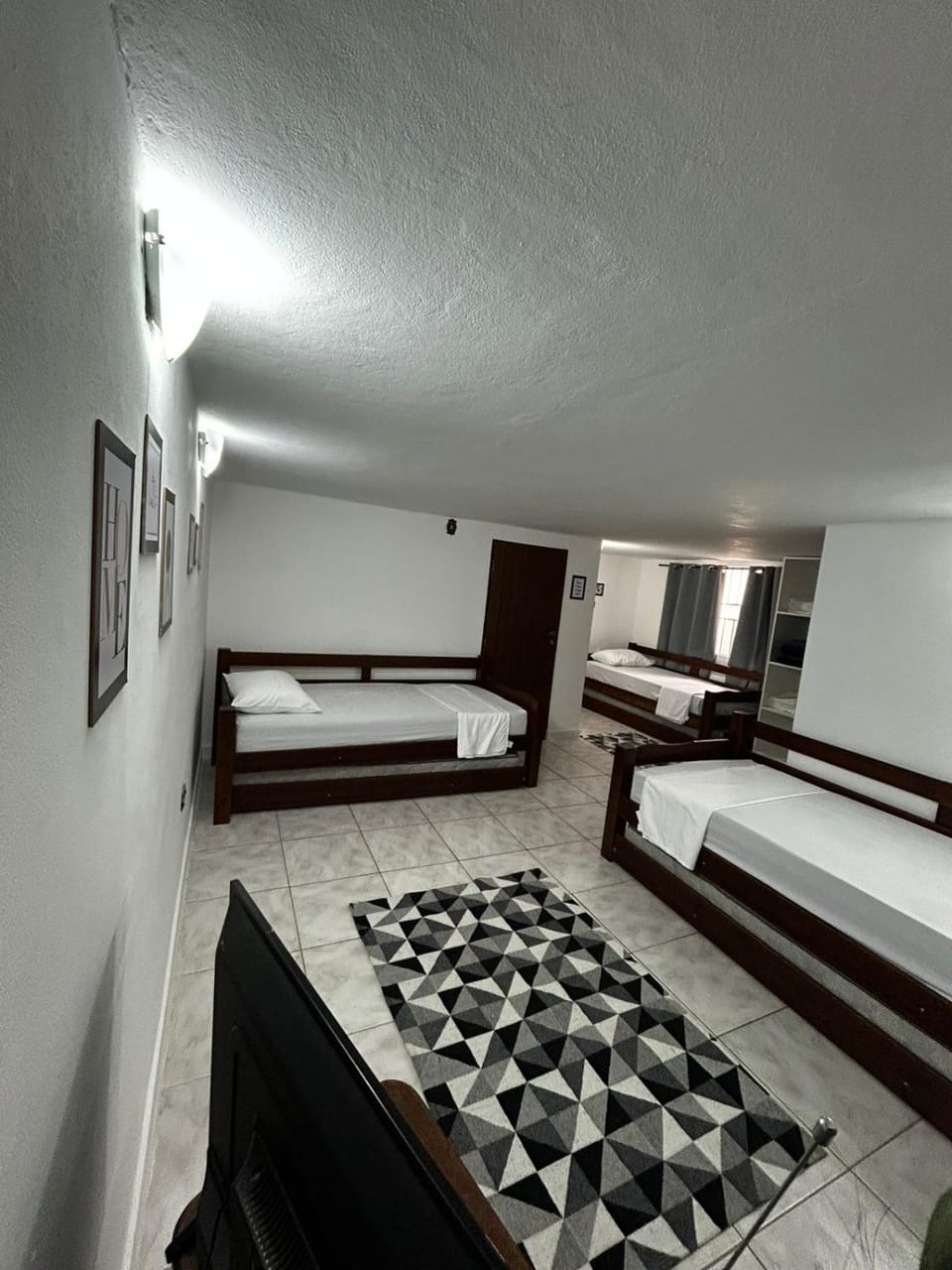 Bed, TV and multimedia, Bedroom