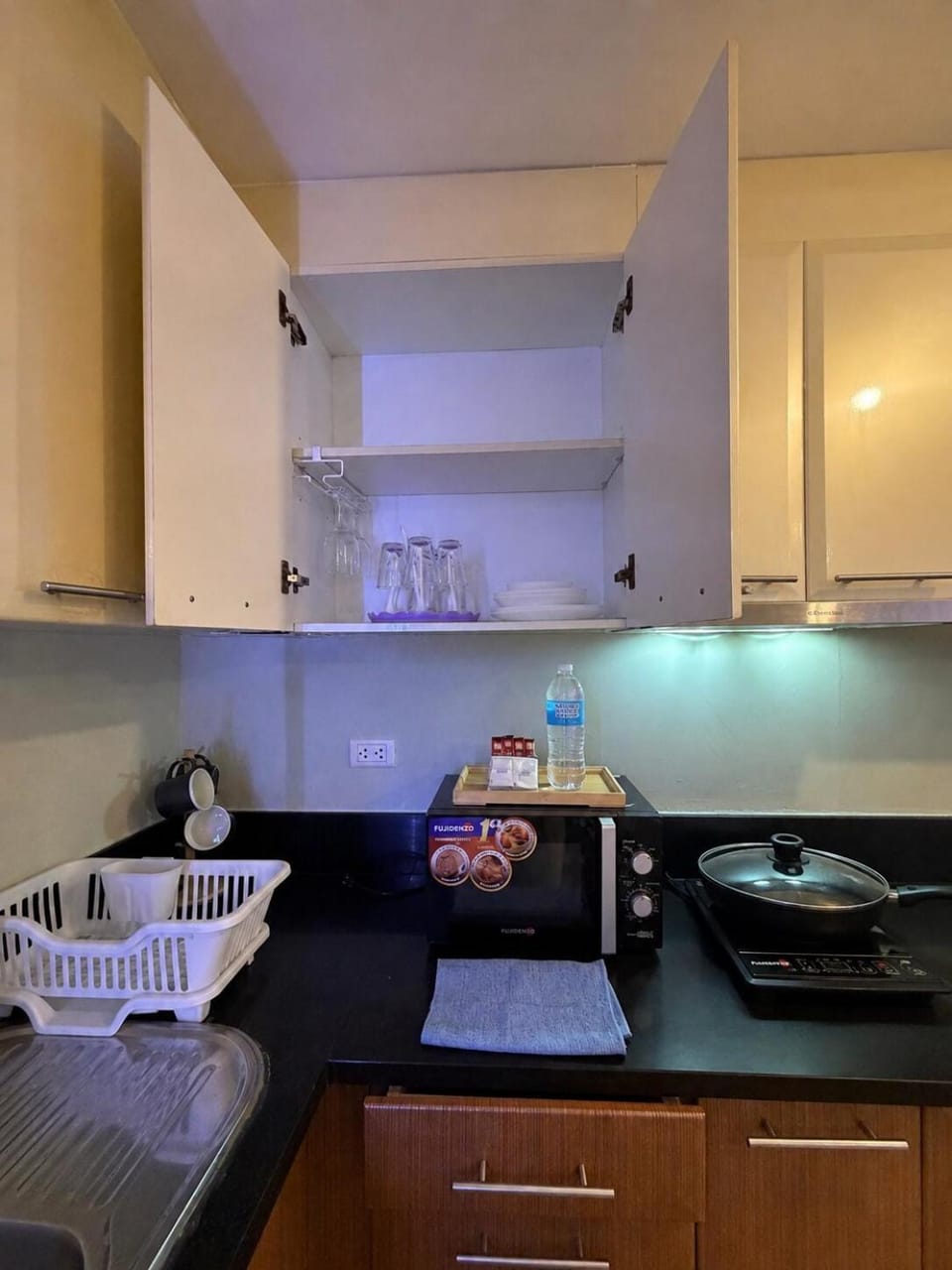Luxury Studio Stay Near Venice Grand Canal Apartment in Makati