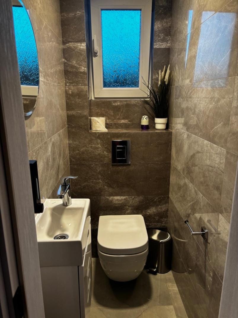 Shower, Toilet