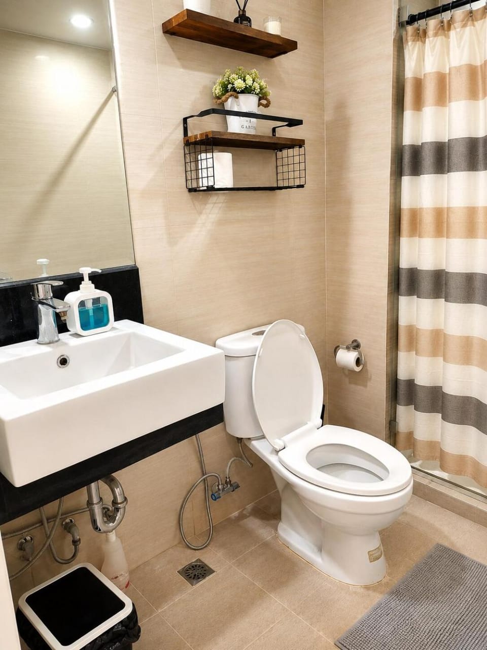Stylish Cozy Stay Near Venice GrandCanal Balcony Apartment in Makati