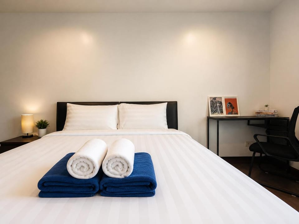 Bed, Bedroom, towels