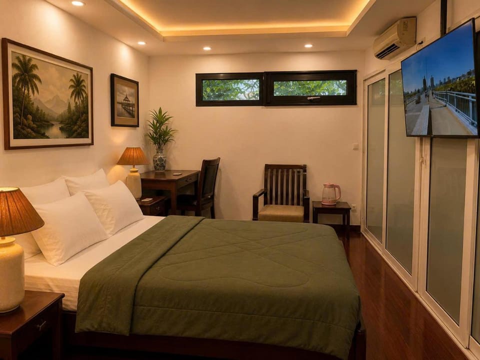 Bed, TV and multimedia, Bedroom