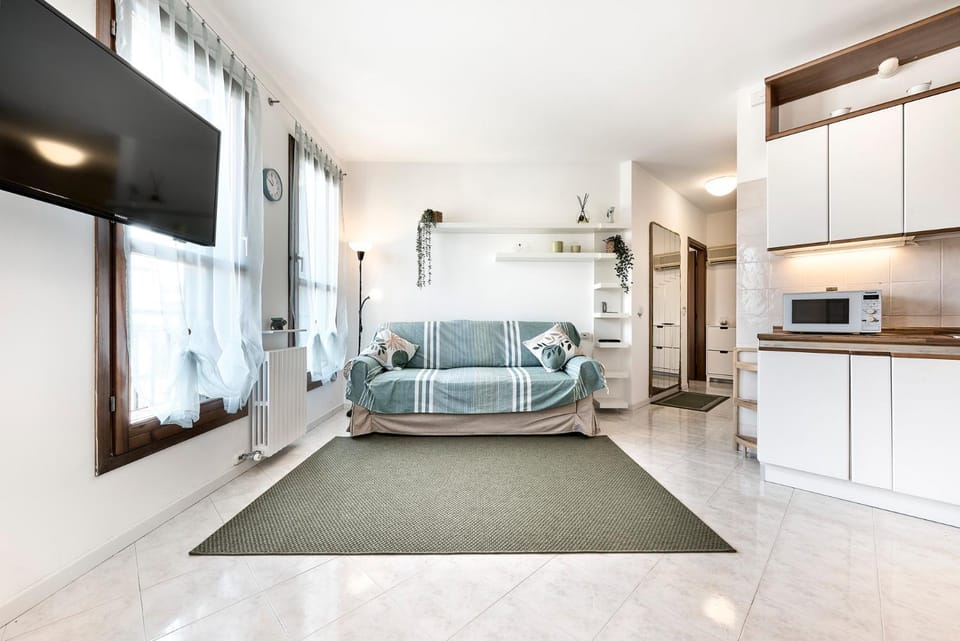 TV and multimedia, Kitchen or kitchenette, Living room