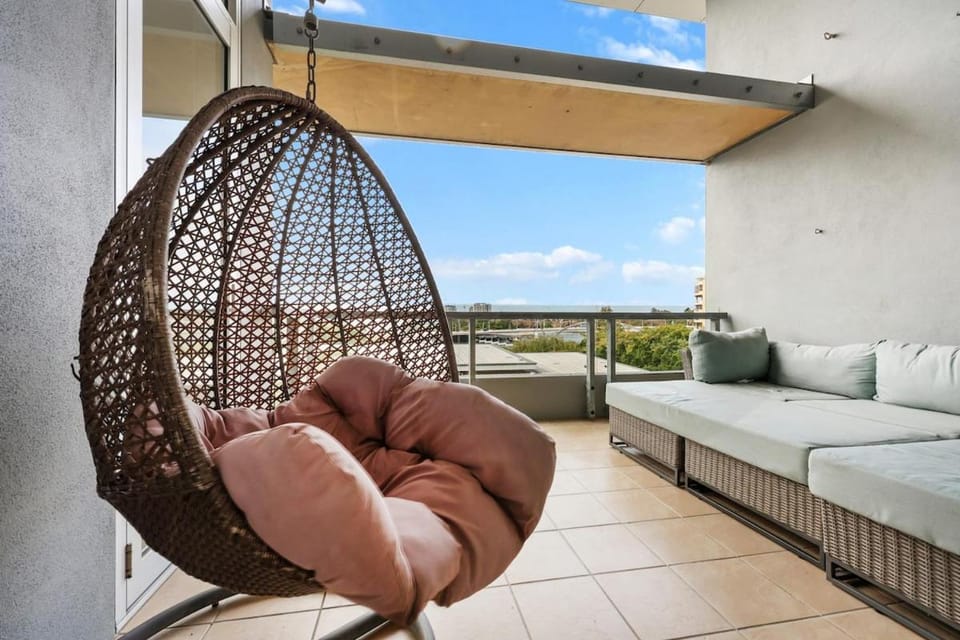 5m Ceiling Penthouse - Sleep 8 - Parking & Spa with Access to Streets Beach Apartment in Brisbane City
