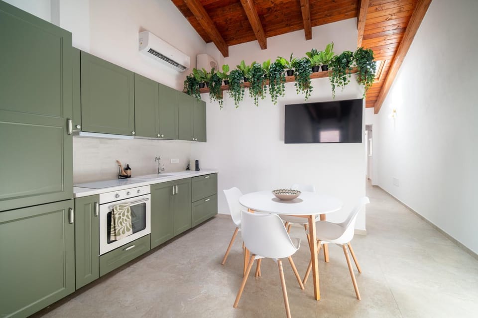 TV and multimedia, Kitchen or kitchenette, Dining area, oven, stove