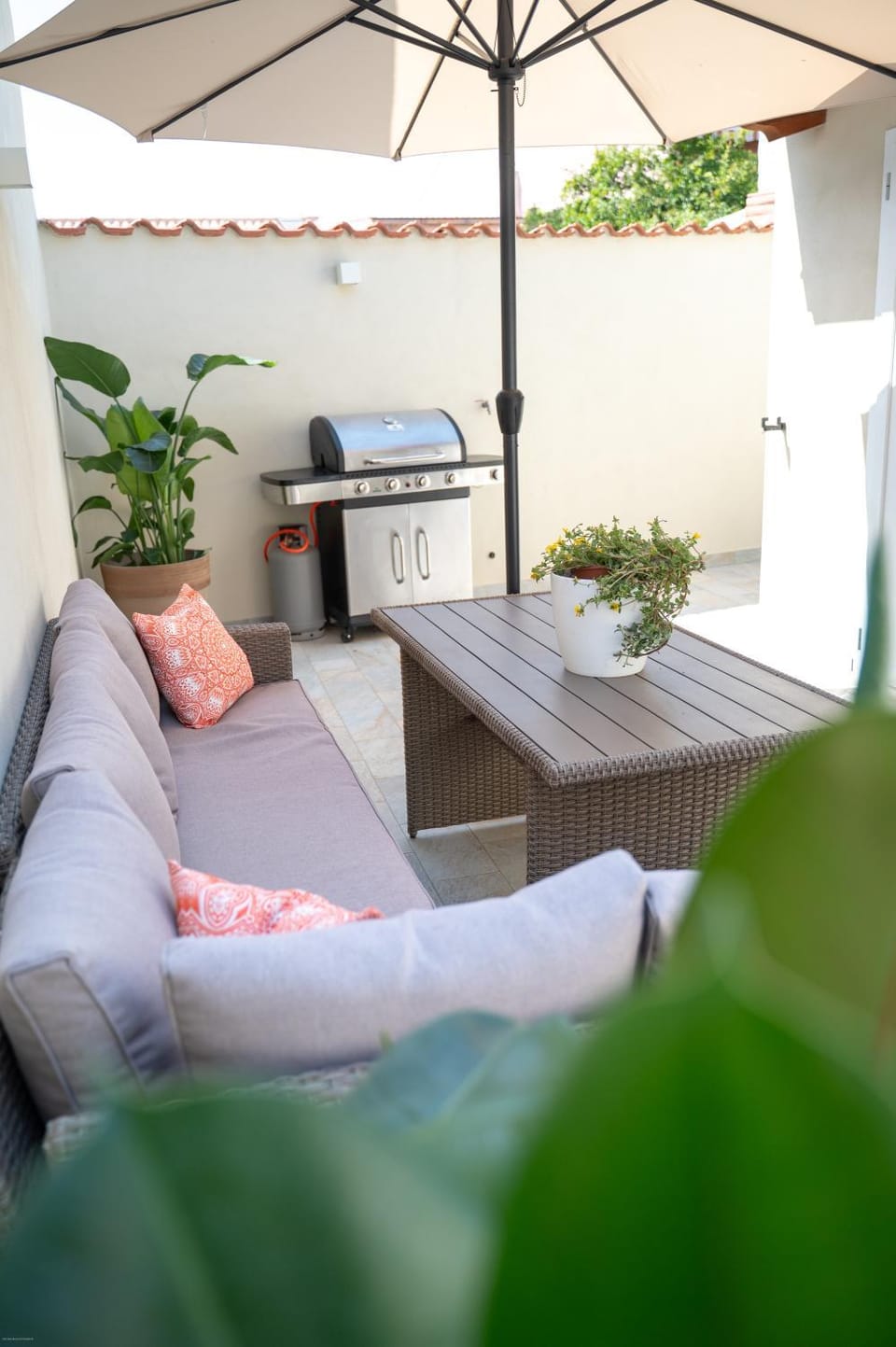 Patio, Day, Garden, Garden, Seating area, Dining area, Garden view