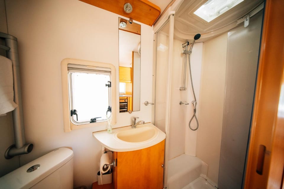 Shower, Toilet, towels
