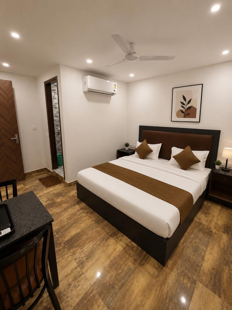Bed, Living room, Photo of the whole room, Seating area, Bedroom, air conditioner