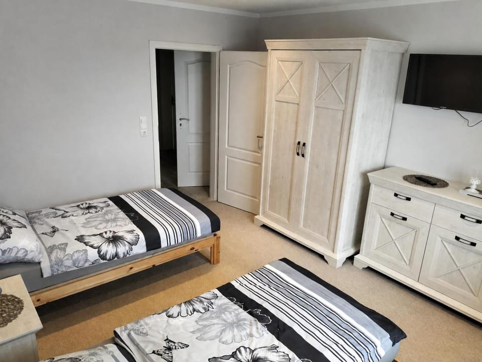 Bed, TV and multimedia, Bedroom, wardrobe