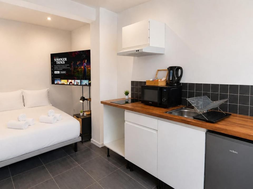 Bed, TV and multimedia, Coffee/tea facilities, Kitchen or kitchenette, Photo of the whole room, toaster