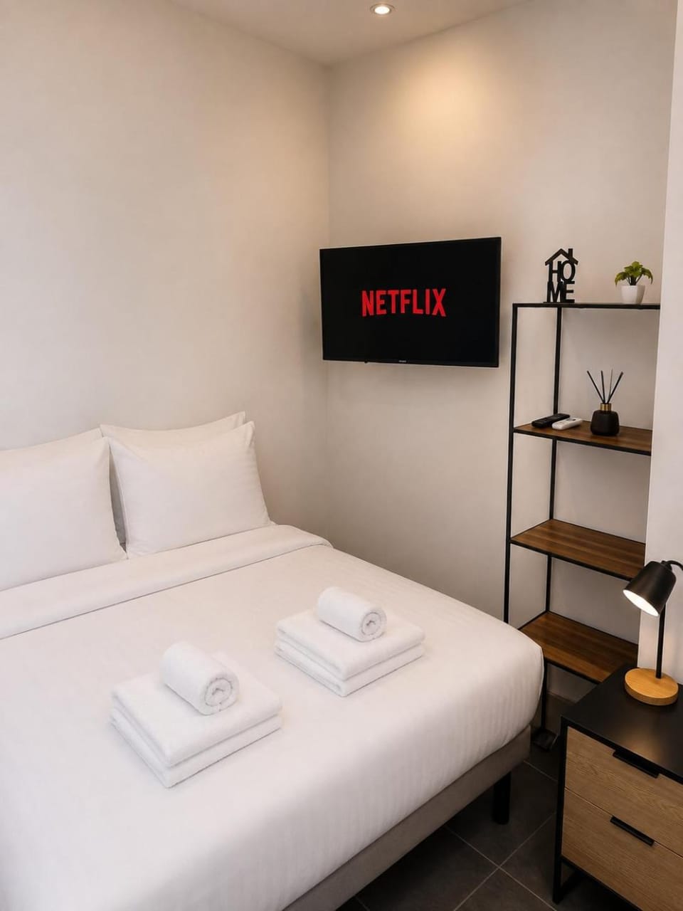 Bed, TV and multimedia, Photo of the whole room, Bedroom, towels