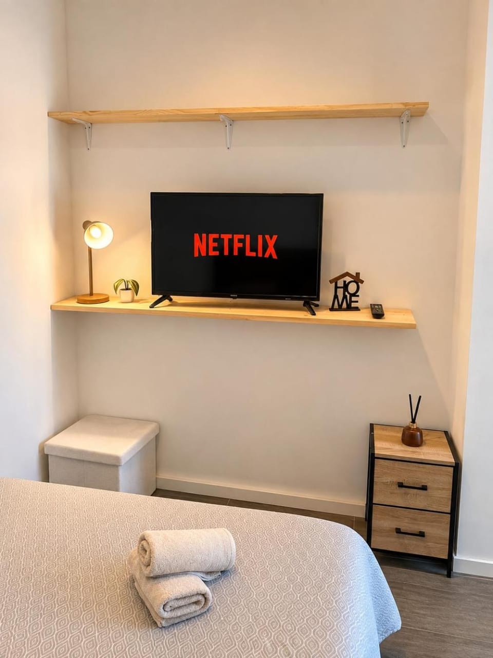Communal lounge/ TV room, Bed, TV and multimedia, Photo of the whole room, Bedroom