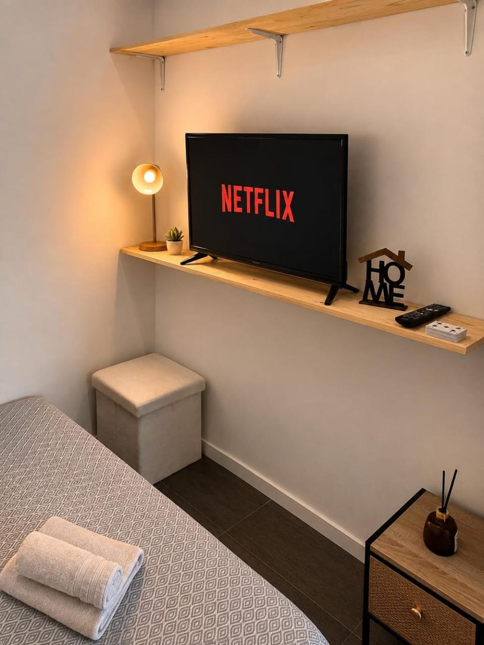 Bed, TV and multimedia, Photo of the whole room, Bedroom, towels
