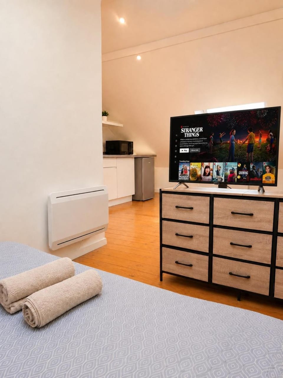 Bed, TV and multimedia, Photo of the whole room, Bedroom