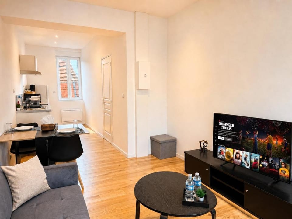 Kitchen or kitchenette, Living room, Seating area, Dining area