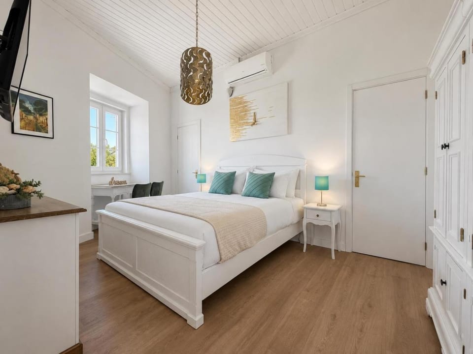Bed, TV and multimedia, Bedroom, wardrobe