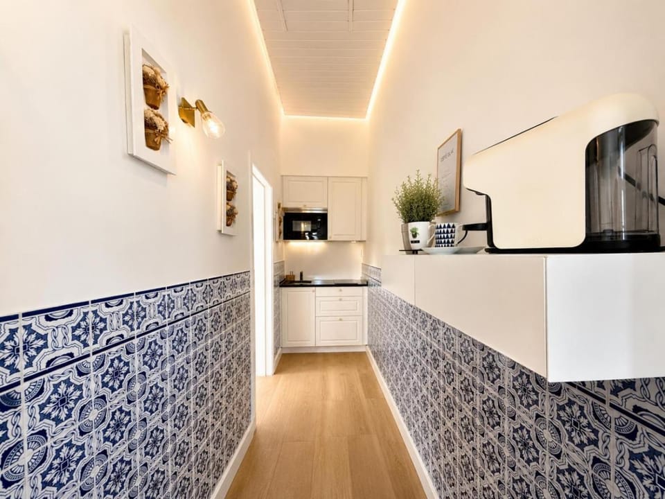 Coffee/tea facilities, Kitchen or kitchenette, stove, toaster