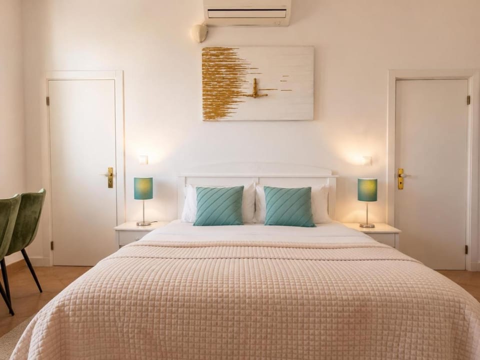 Bed, Bedroom, air conditioner