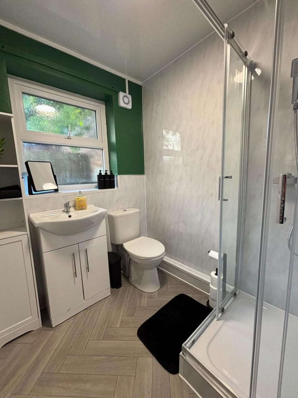 Stylish 2-Bed Runcorn Home Contractors & Families House in Widnes