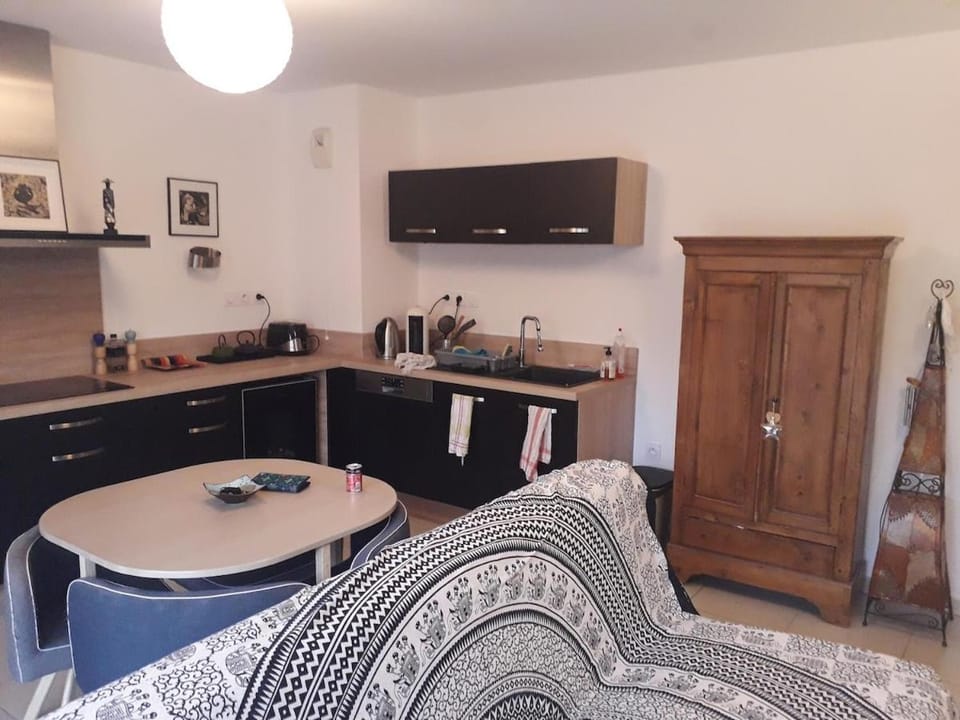 Kitchen or kitchenette, Dining area, stove