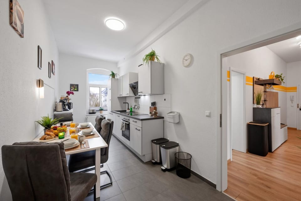 Kitchen or kitchenette, Dining area, stove