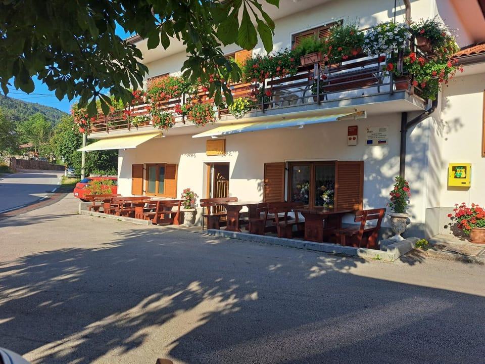 Property building, Restaurant/places to eat