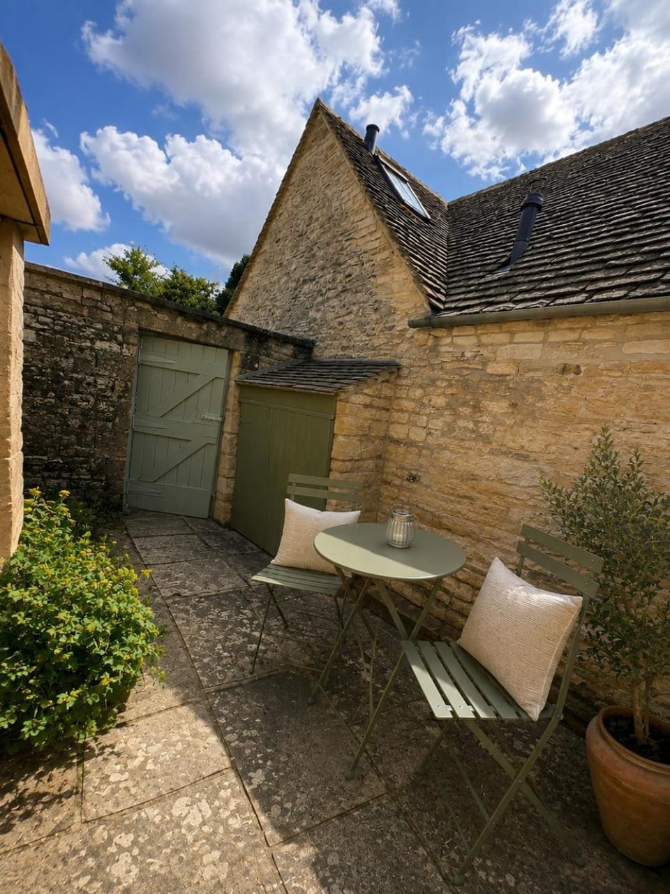 Cute garden studio in idyllic Cotswolds village House in West Oxfordshire District