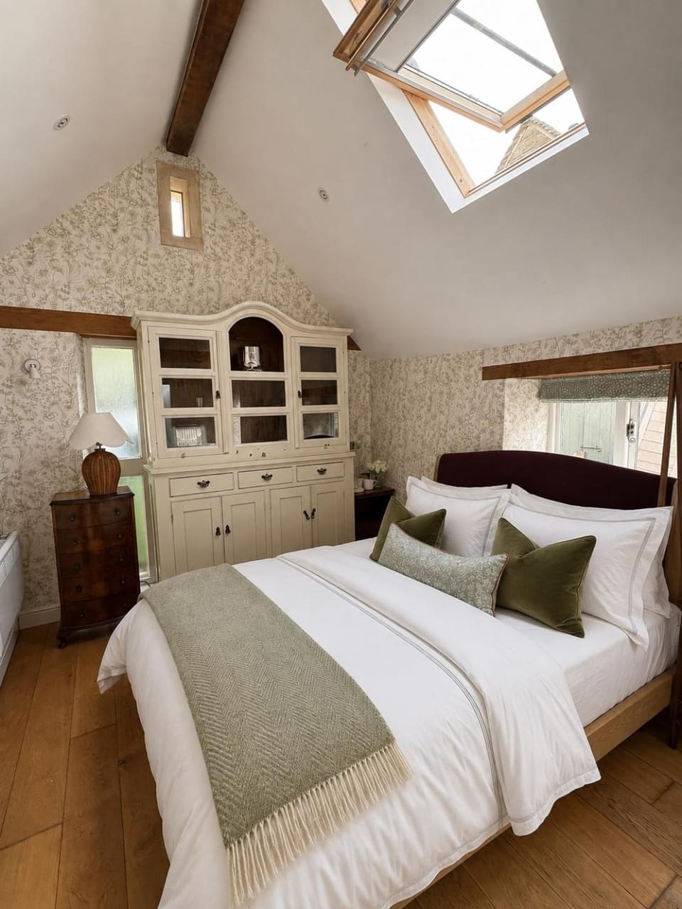 Cute garden studio in idyllic Cotswolds village House in West Oxfordshire District
