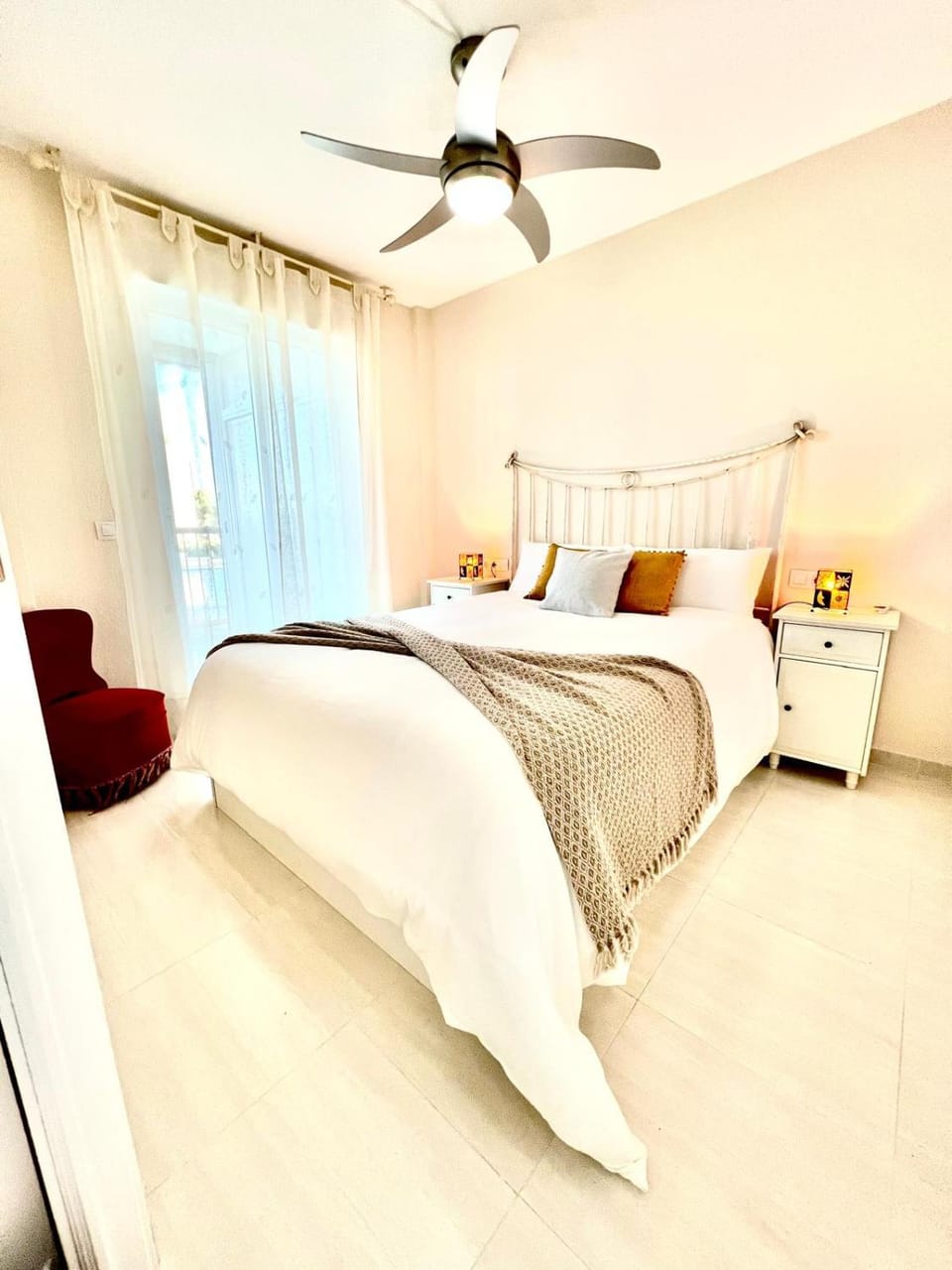 Bed, Photo of the whole room, Bedroom