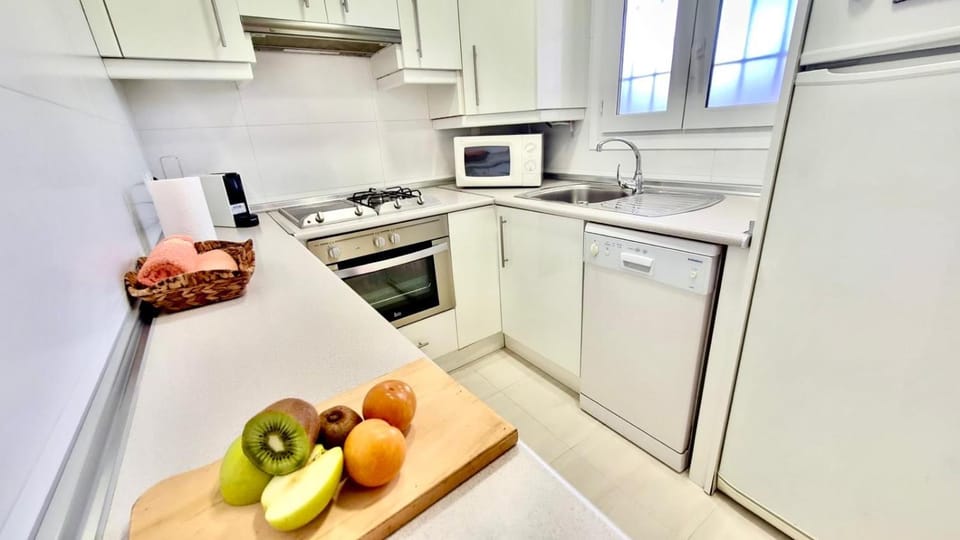 Kitchen or kitchenette, dishwasher, oven