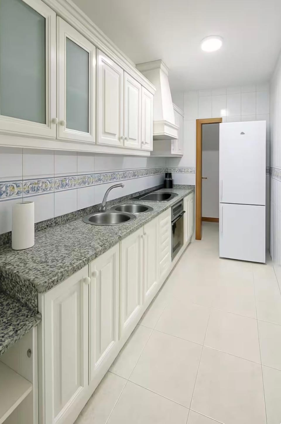 Kitchen or kitchenette, Communal kitchen, oven, stove